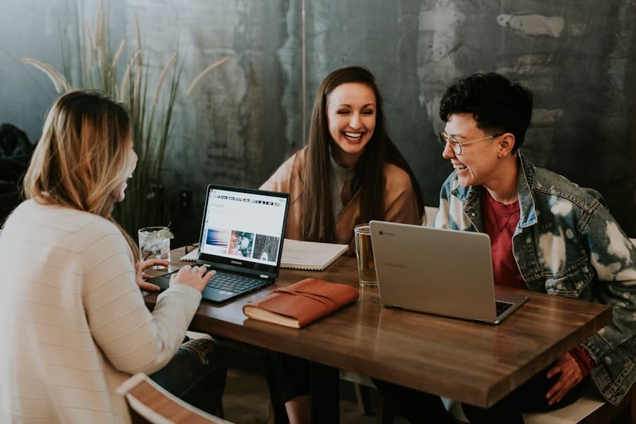 Persoon werkt geconcentreerd aan een project op een laptop