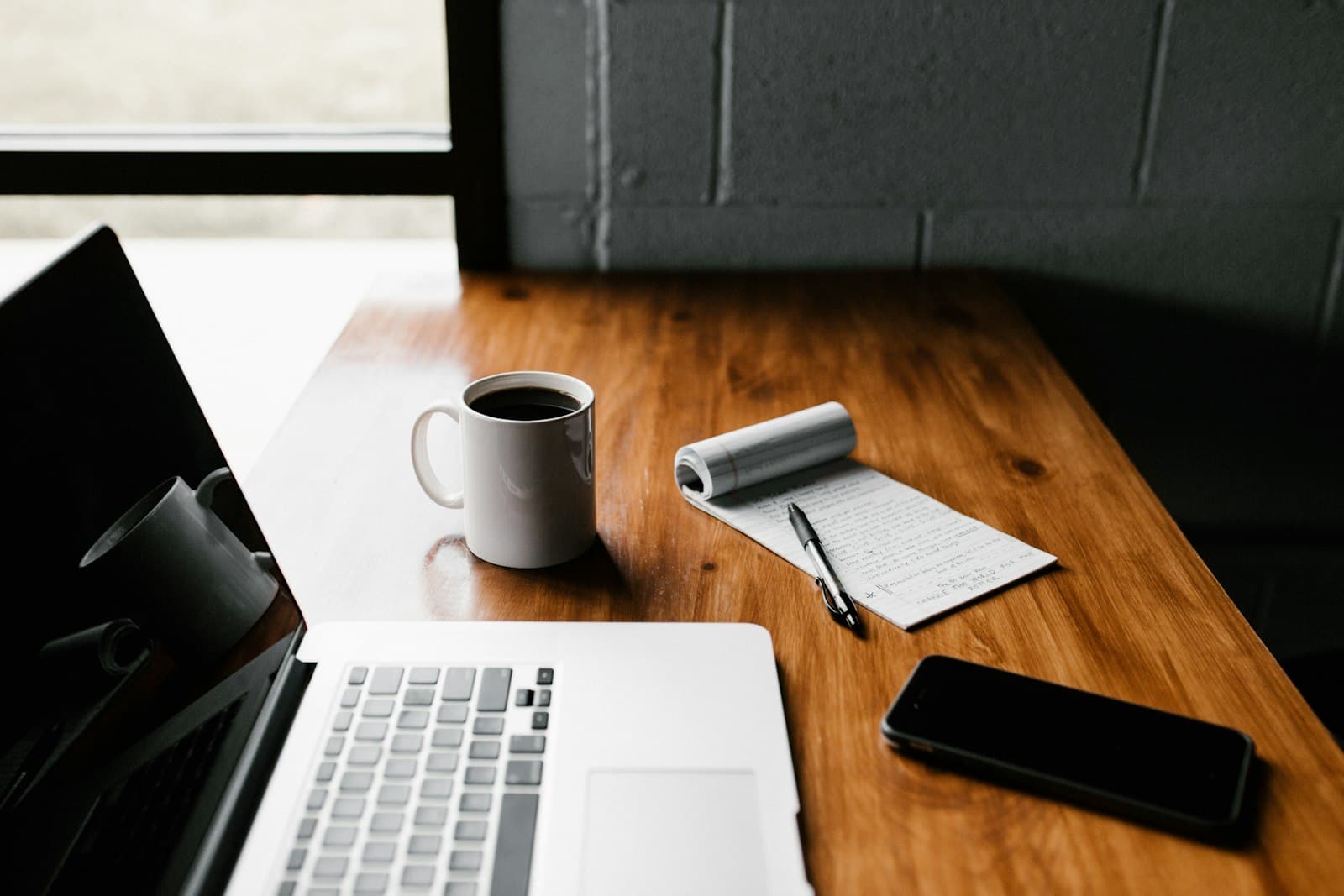 Persoon werkt geconcentreerd aan een laptop op een rustige werkplek